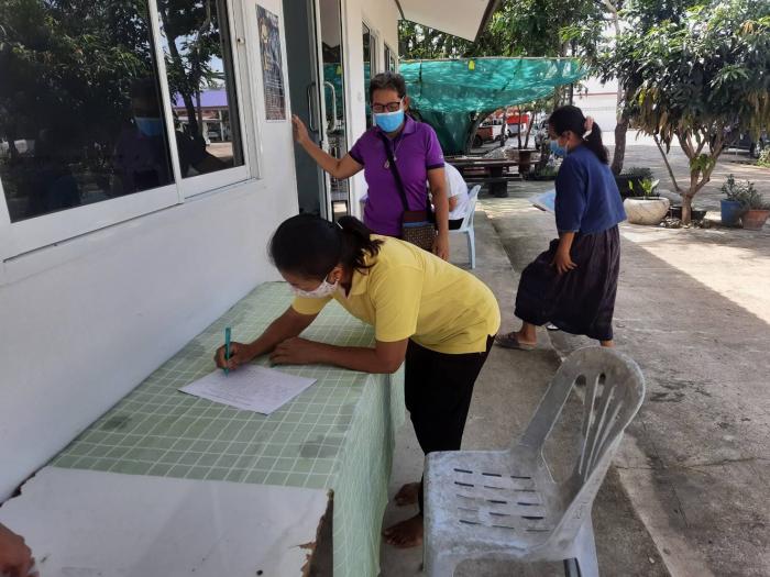 โครงการพัฒนาศักยภาพและส่งเสริมการเรียนรู้ผู้สูงอายุในชุมชน (โรงเรียนผู้สูงอายุ) "แนวทางการดูแลผู็สูงอายุในช่วงที่มีการระบาดเชื้อไวรัสโคโรนา ๒๐๑๙ (COVID-๑๙)" การทำเจลล้างมือ" ในวันที่ ๑๑ กรกฎาคม ๒๕๖๓ ณ องค์การบริหารสว่นตำบลห้วยม่วง